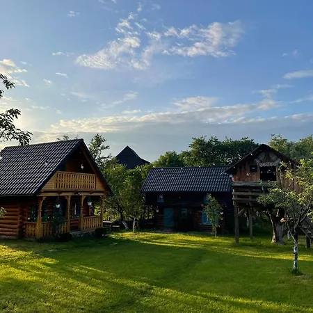 Complex Traditional Casuta Bunicilor-breb Accommodatie bij particulieren *